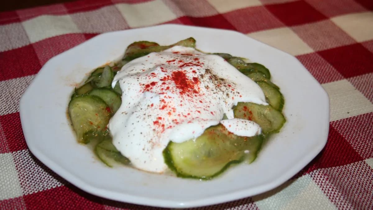 Tejfölös uborkasaláta