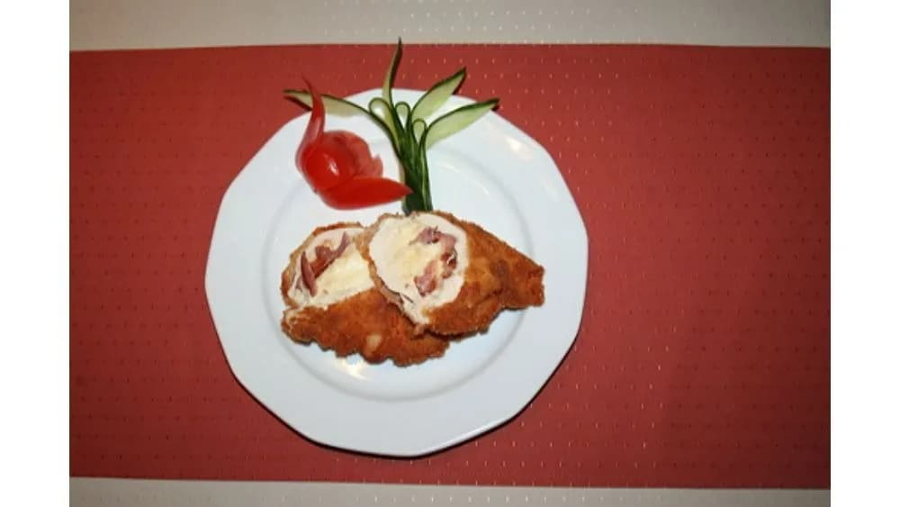 Baconnel, füstölt sajttal töltött csirkemell