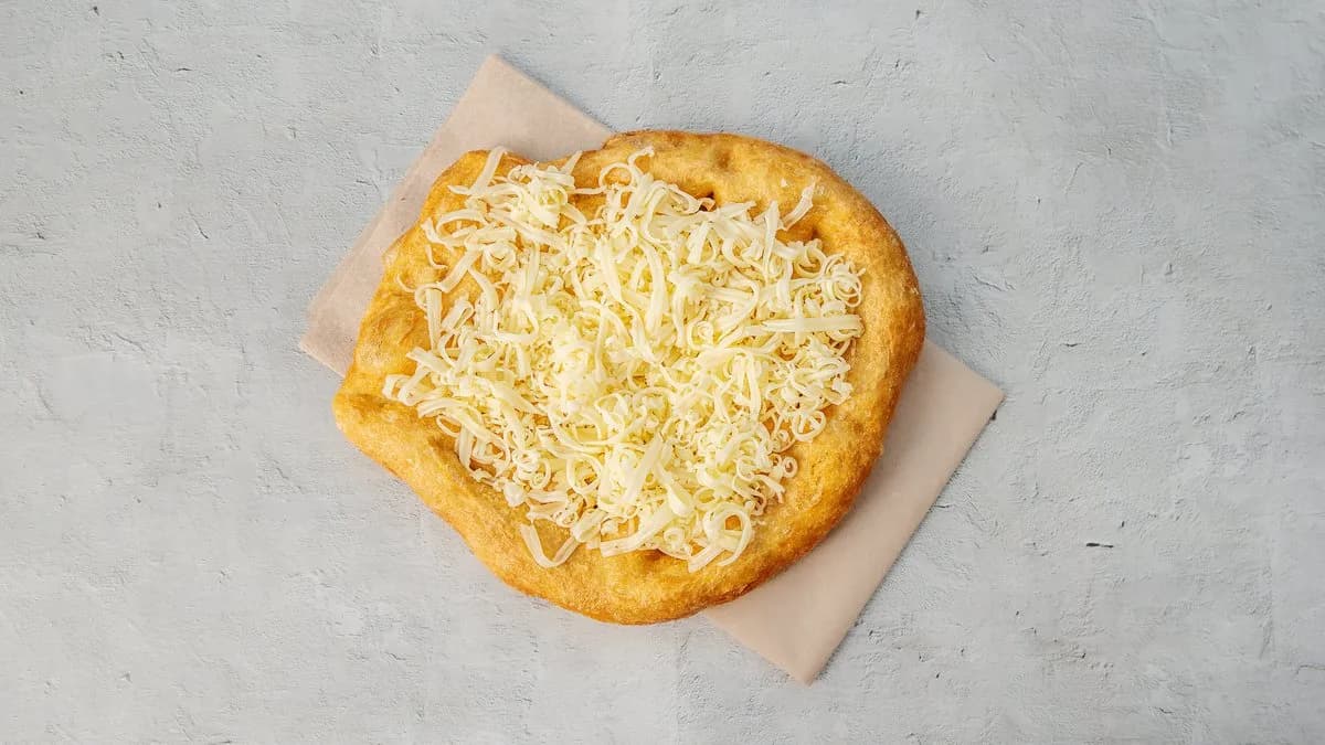 Füstölt sajtos lángos