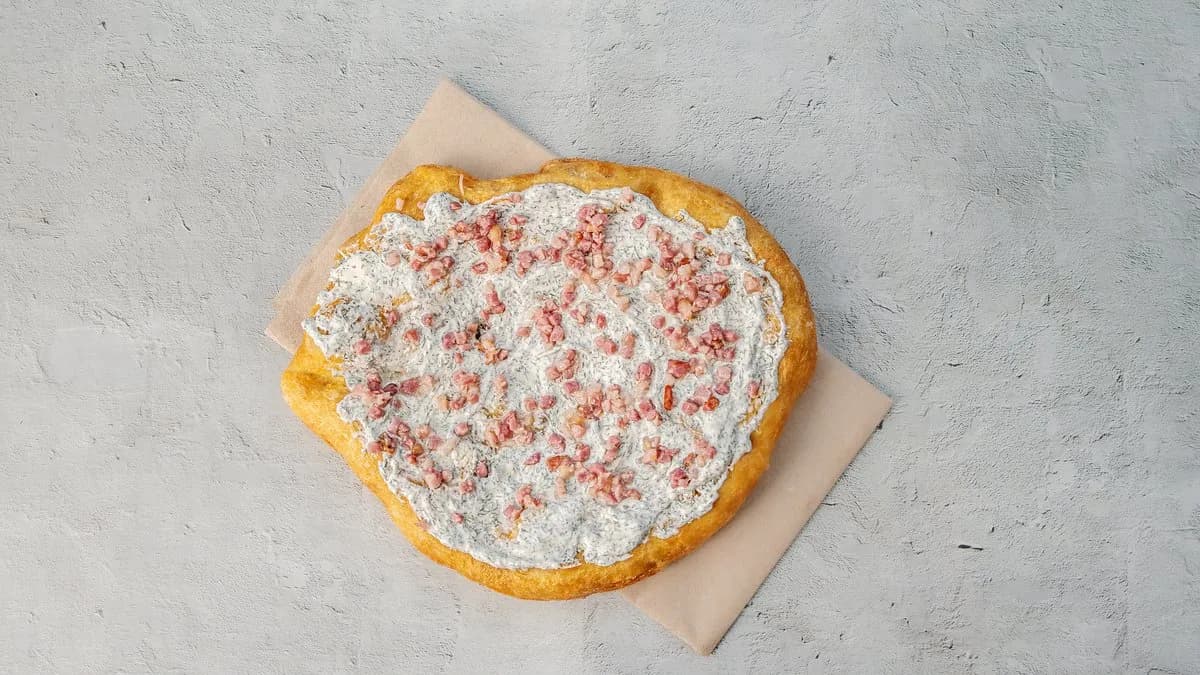 Kapros-juhtúrós lángos