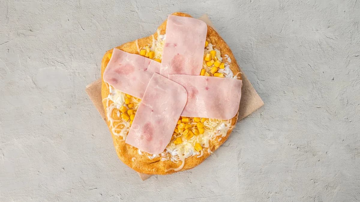 Sonkás kukoricás lángos