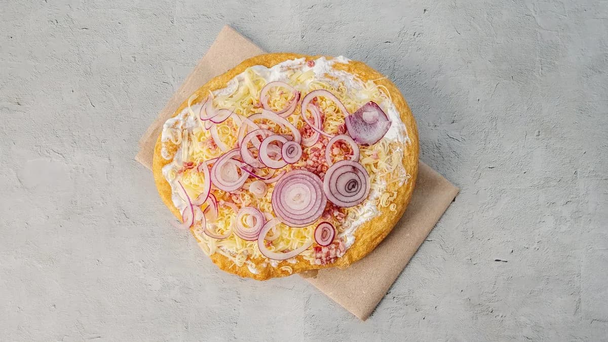 Füstölt szalonnás lilahagymás lángos