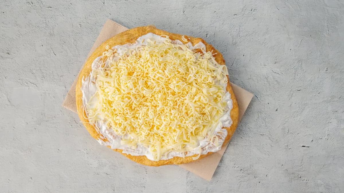 Sajtos-tejfölös lángos