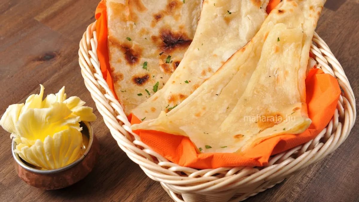 Vajjal készített naan (tandoor-ban sütött kenyér) (Butter Naan)