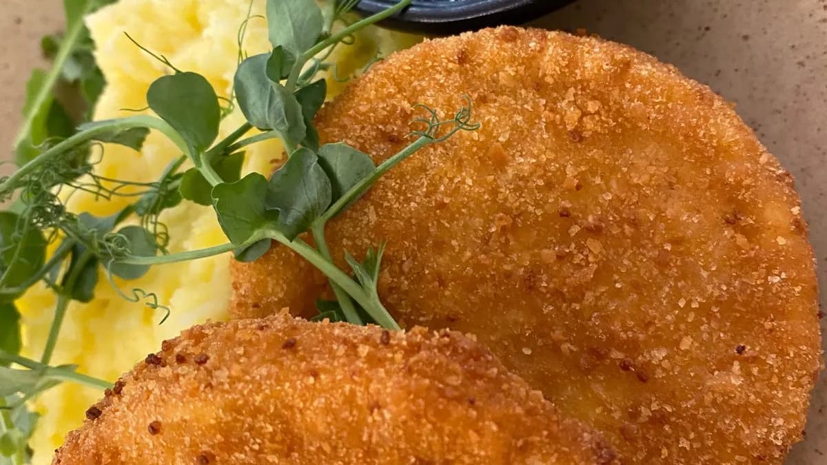 Rántott camembert, áfonyalekvárral