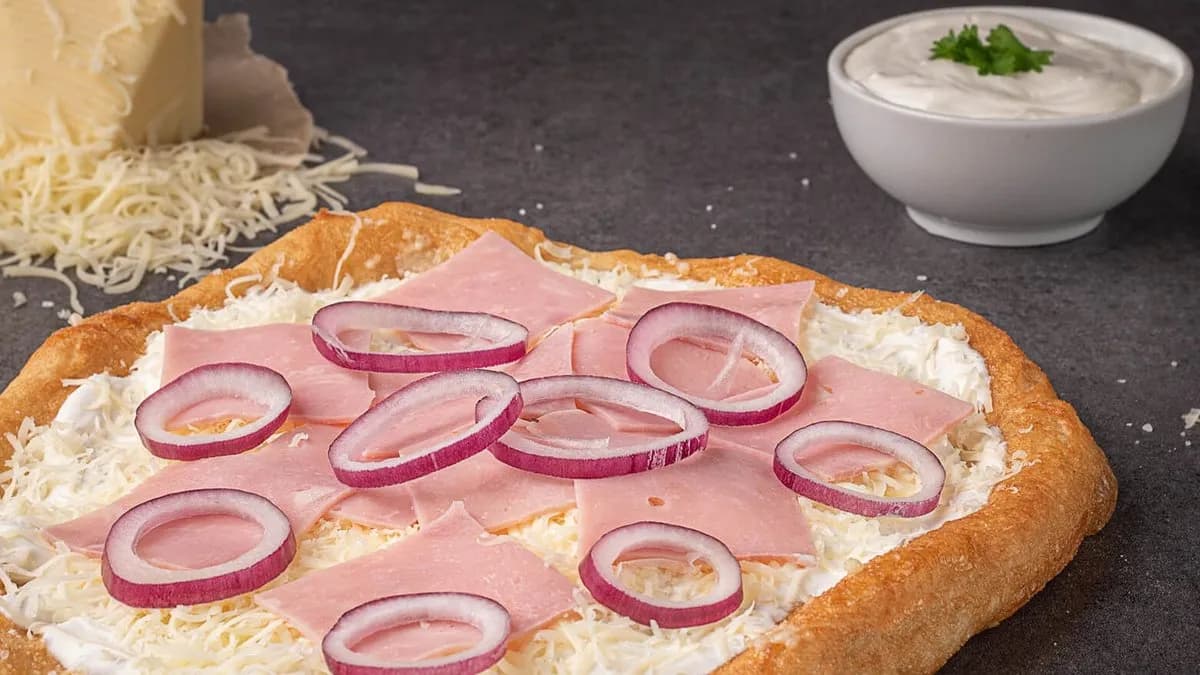 Sonkás-Sajtos-Tejfölös lángos