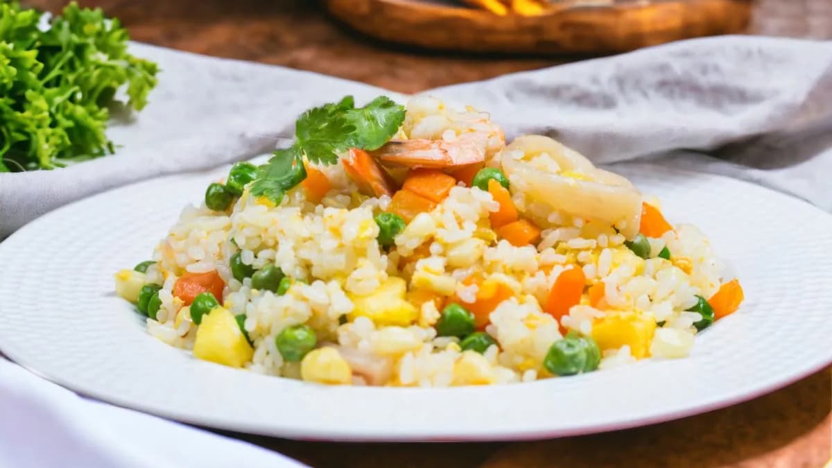 Sült rizs tenger gyümölcseivel ananászban