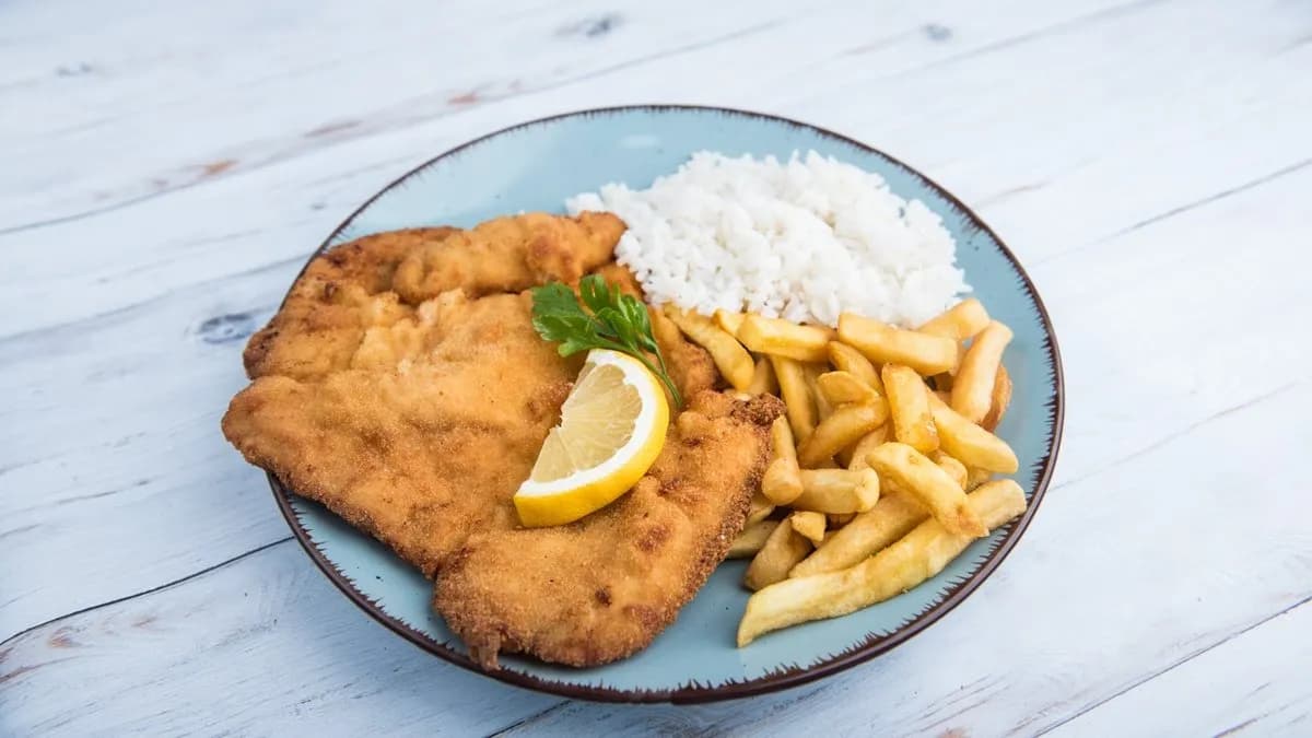 Rántott csirkemell körettel