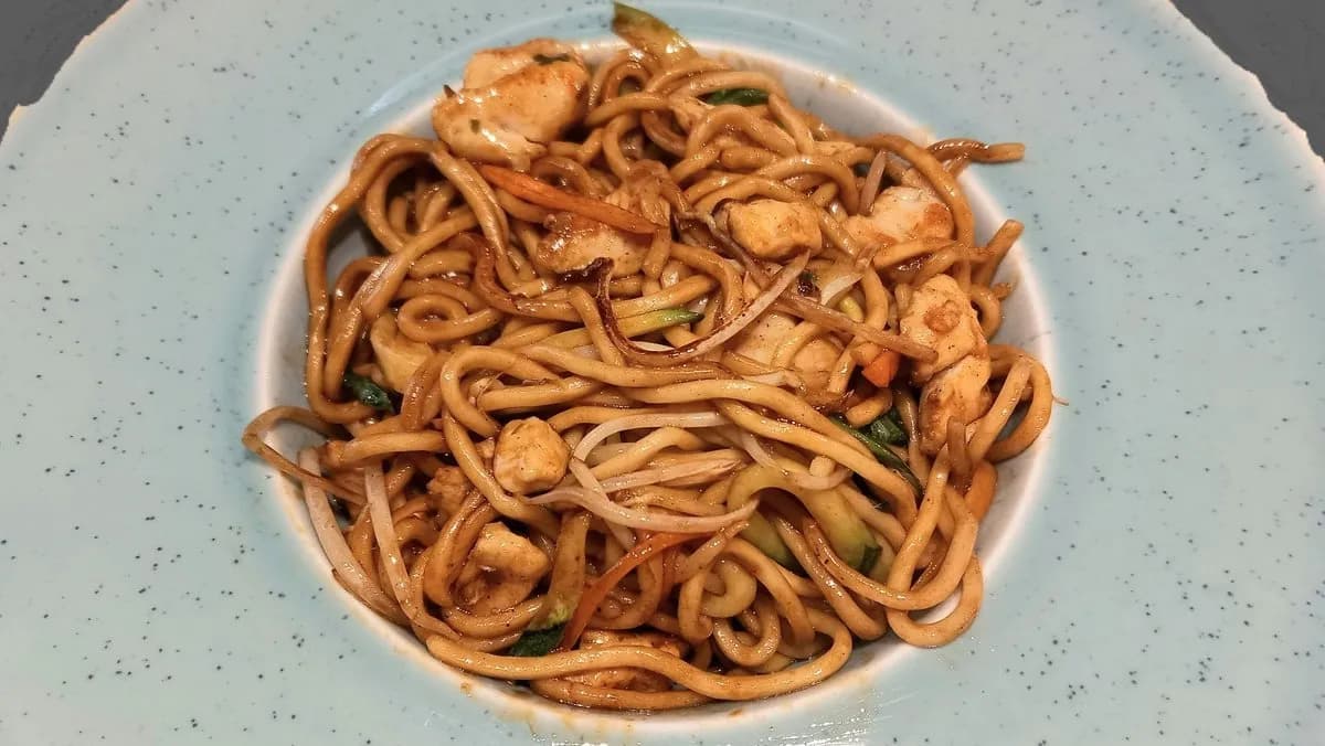 Teriyaki szószos pirított tészta csirkével