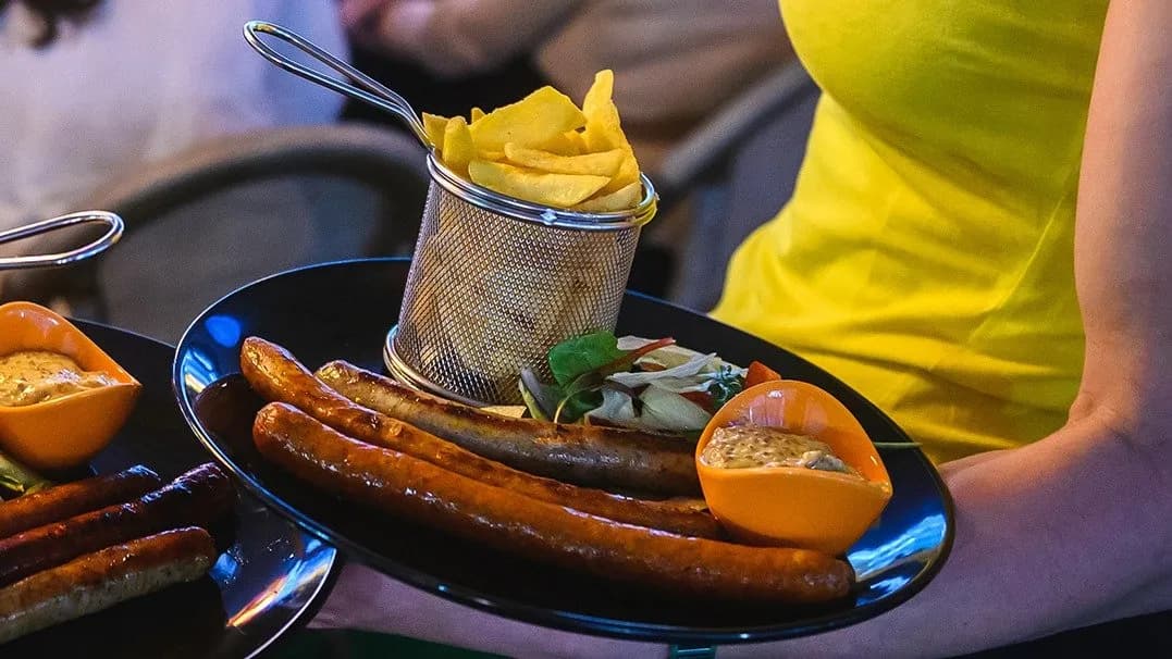 GRILLKOLBÁSZ 3-FÉLE sült burgonya, magos mustár