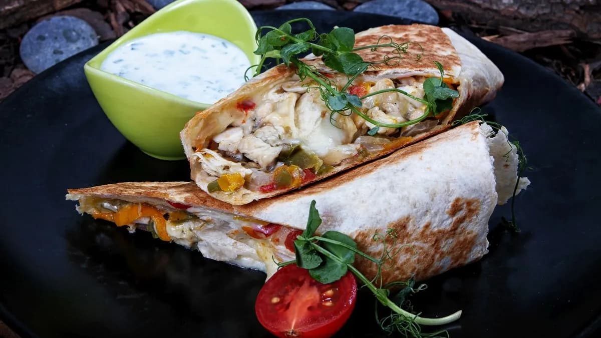 Csirkés burrito sült burgonya, snidlinges tejföl