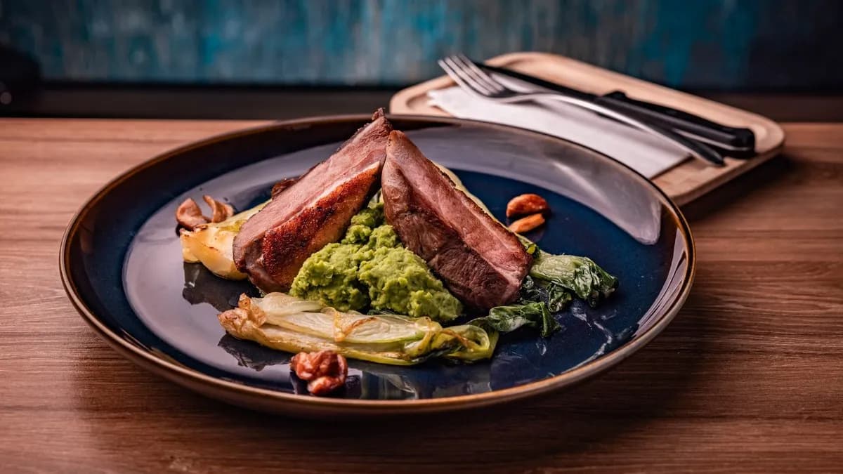 Sous-vide kacsamell zöldborsó pürével, pak-choi, jus, konfitált fokhagyma