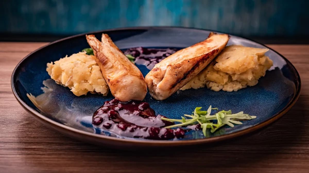 Csirkemell steak hagymás tört burgonyával, gránátalmás chutney