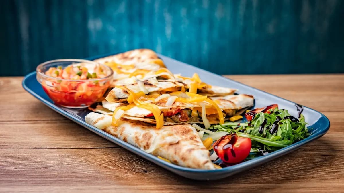 Vegetáriánus quesadilla salsa szósszal