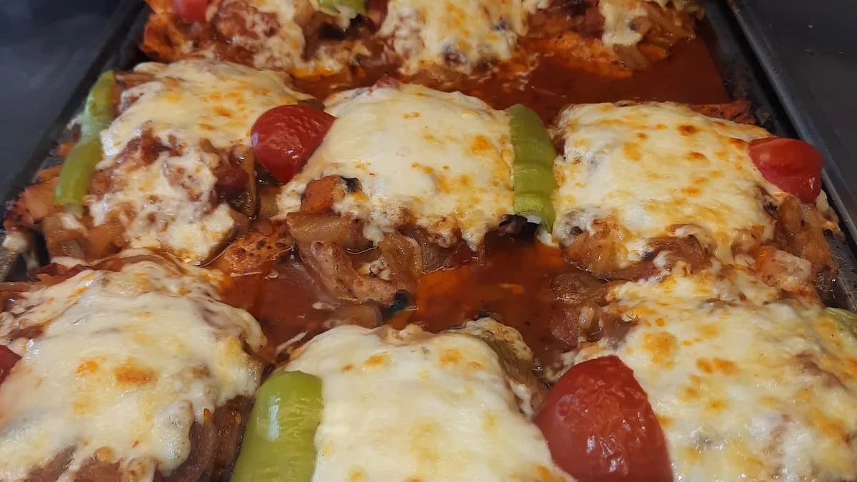 Gombás -sajtos rakott csirkemell, körettel