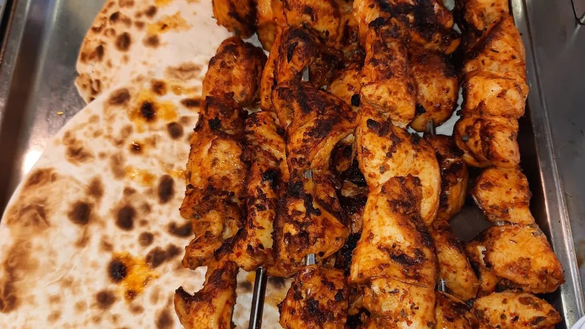 Tűzdelt Grill csirkemell , körettel