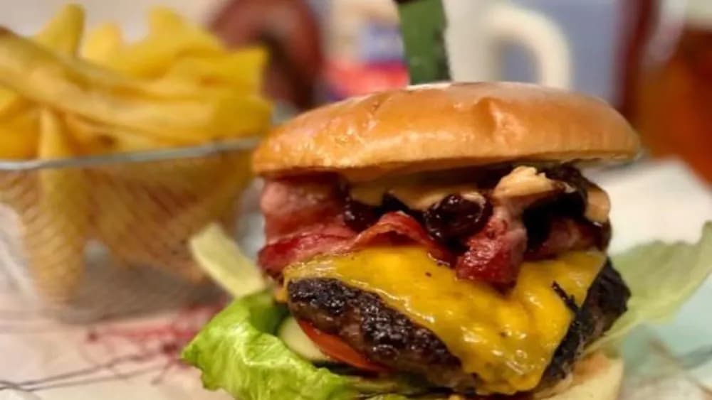 Cheesy burger, hasábburgonya, coleslaw