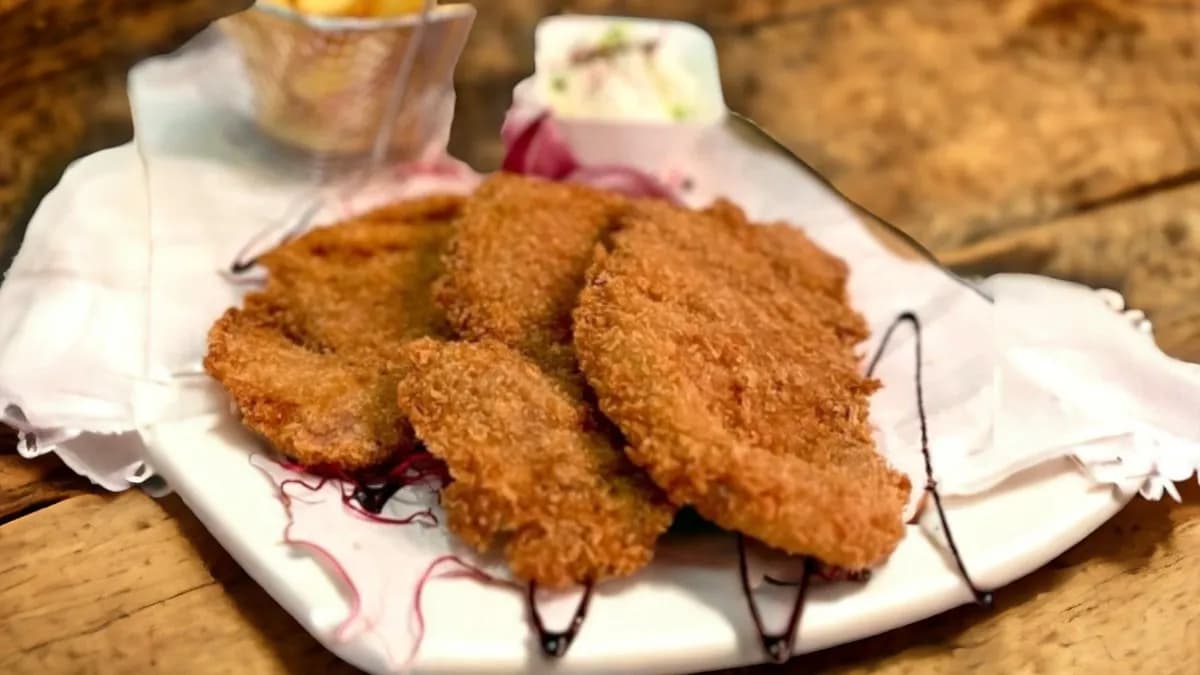 Pankó morzsás sertésszűz, fűszeres sült burgonya, tartár