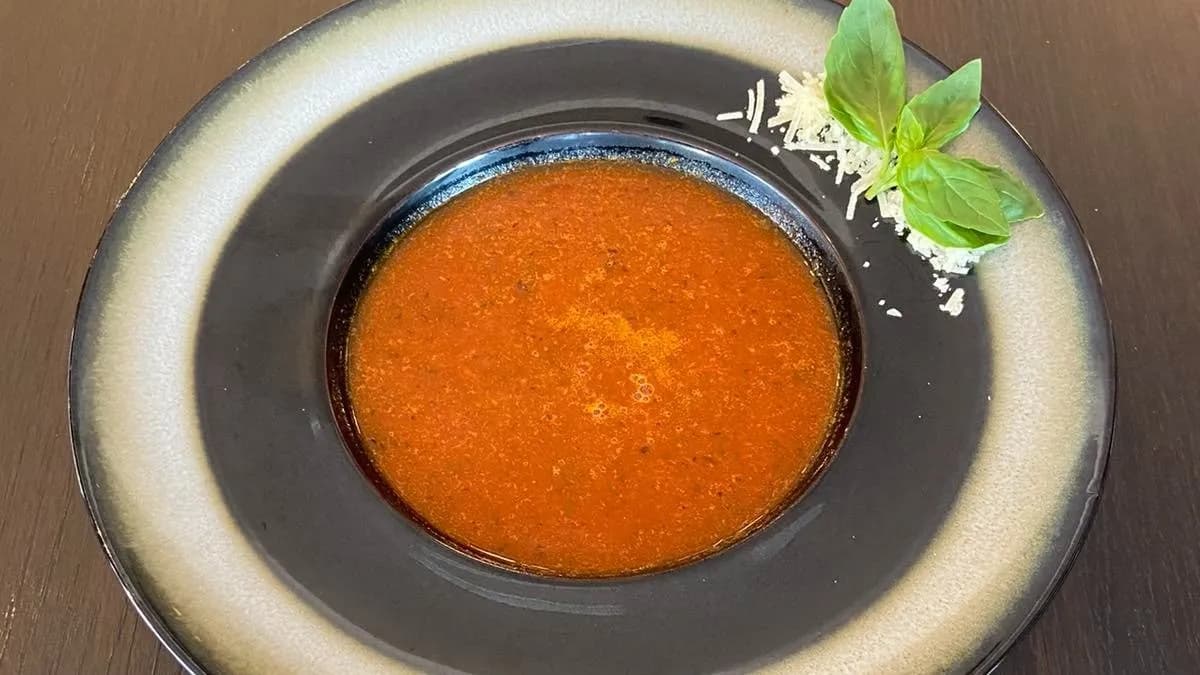 Bazsalikomos paradicsomleves