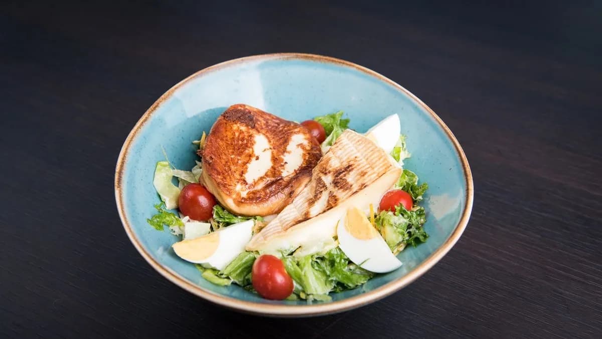 Capri saláta grillezett sajttal