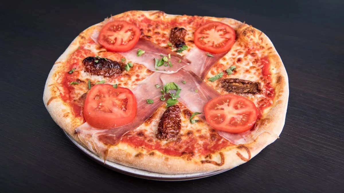 Prosciutto crudo pizza