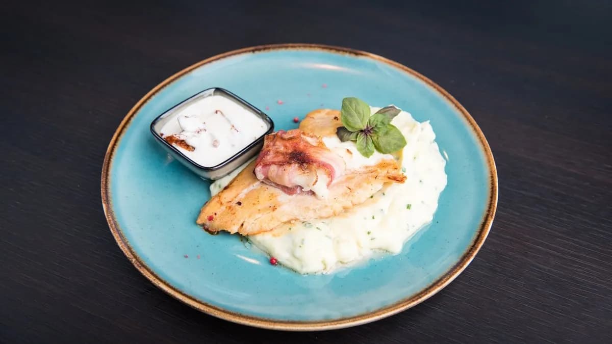 Csirkemell baconbe tekert mozzarellával