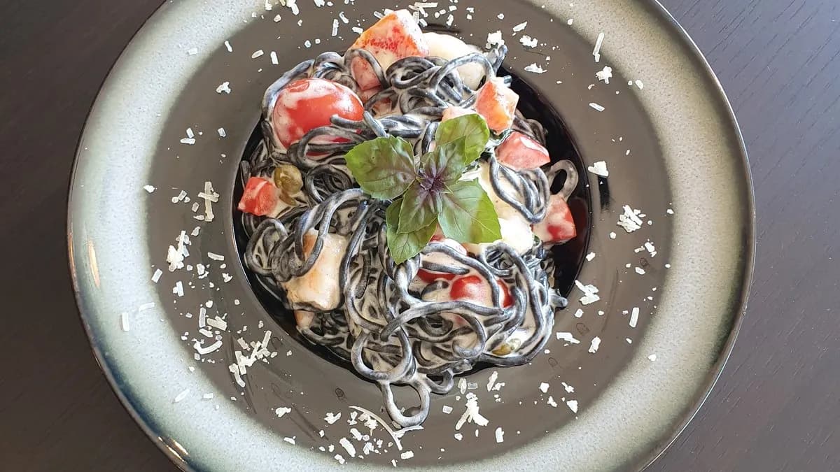 Spaghetti nero di seppia con scampi