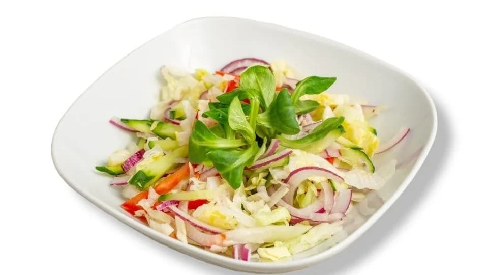 Friss kevert saláta joghurtos öntettel