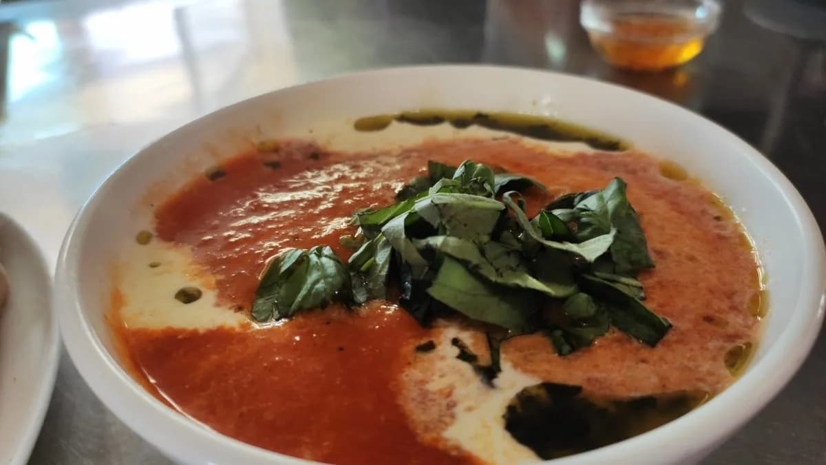 Tejszínes paradicsomleves friss bazsalikommal