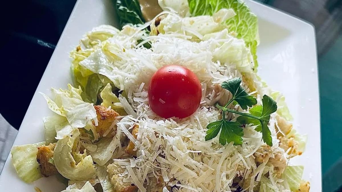 Csirkemelles Cézár saláta