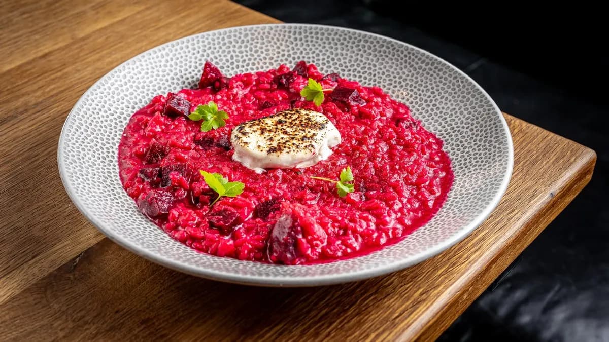 CÉKLÁS RIZOTTÓ KARAMELLIZÁLT KECSKESAJTTAL