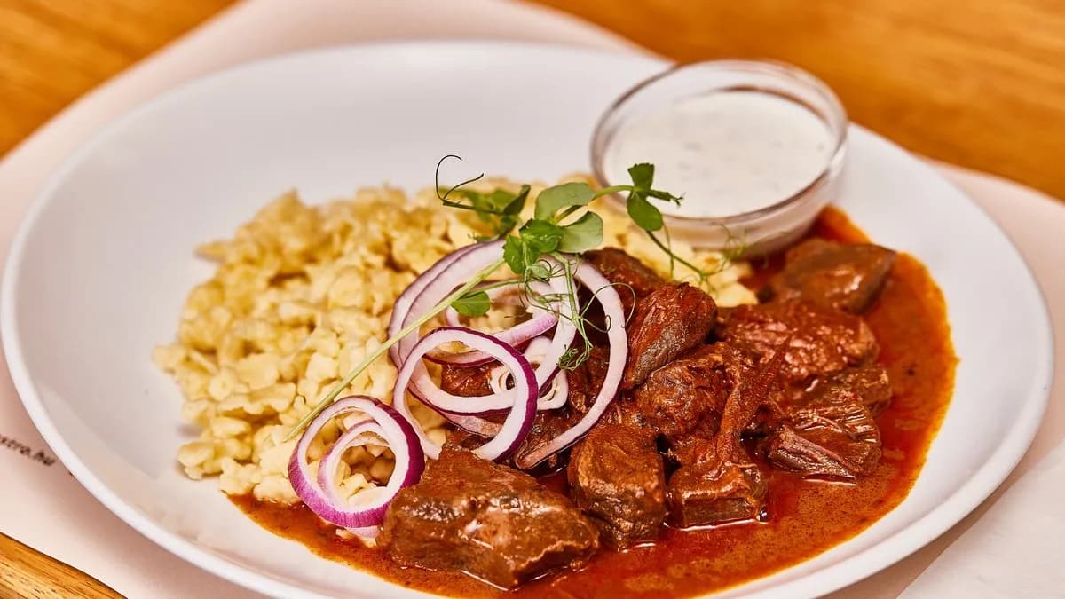 Vörösboros marhapörkölt galuskával