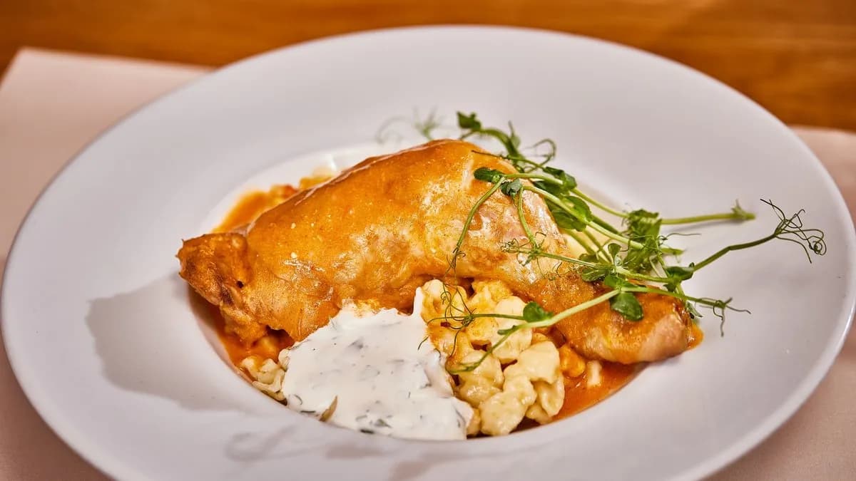 Paprikás csirke vajas galuskával és füstölt paprikamártással