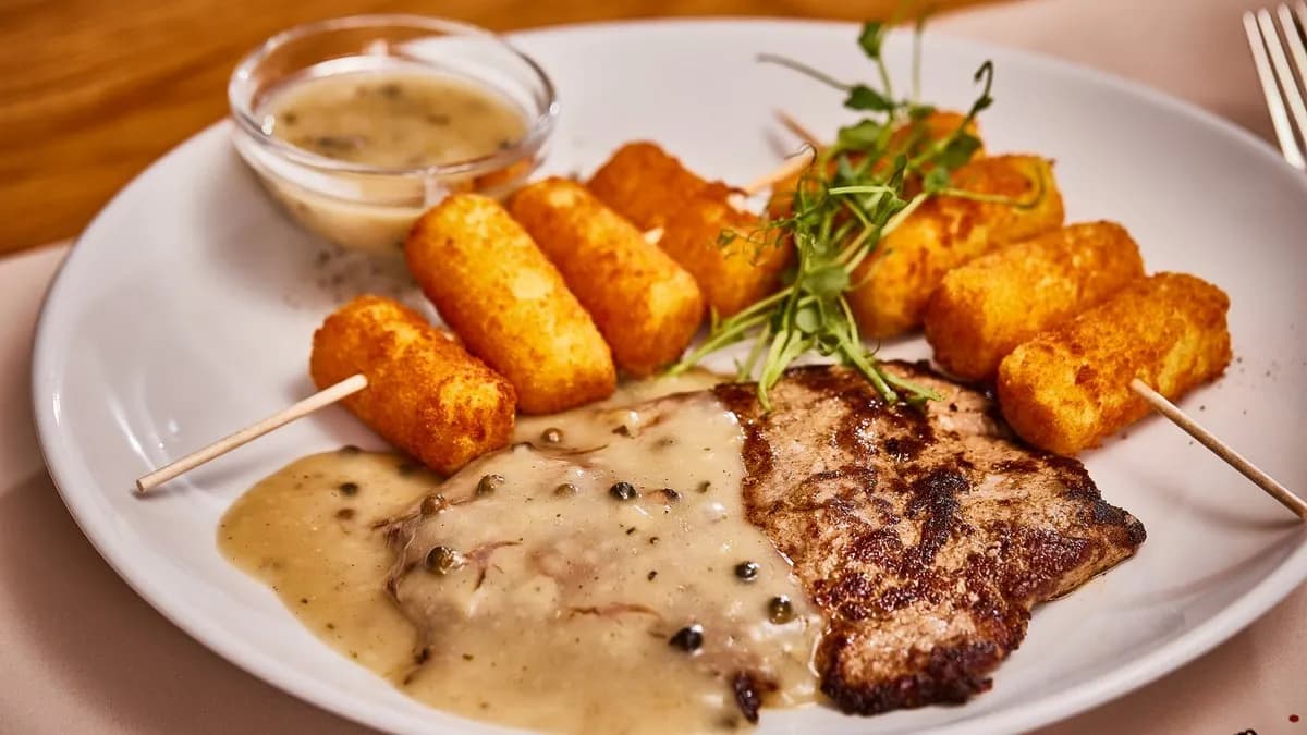 Magyar tarka hátszín zöldborsmártással és burgonyakrokettel