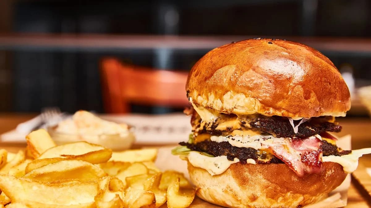 Dupla Marha Burger csónakburgonyával, coleslaw-val