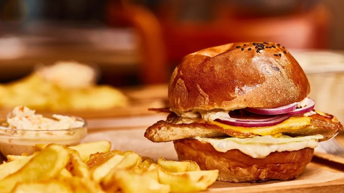 Csirke burger csónakburgonyával, coleslaw-val