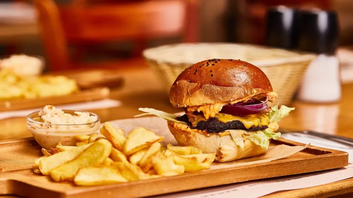 Tennessee marhaburger csónakburgonyával, coleslaw-val