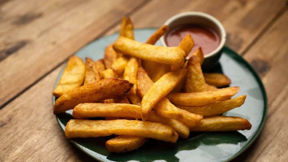 Házi hasábburgonya, fűszersó, házi ketchup