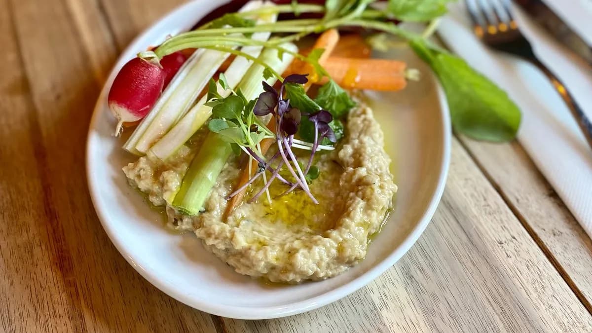 Füstölt padlizsánkrém, bébi zöldségek, piritós