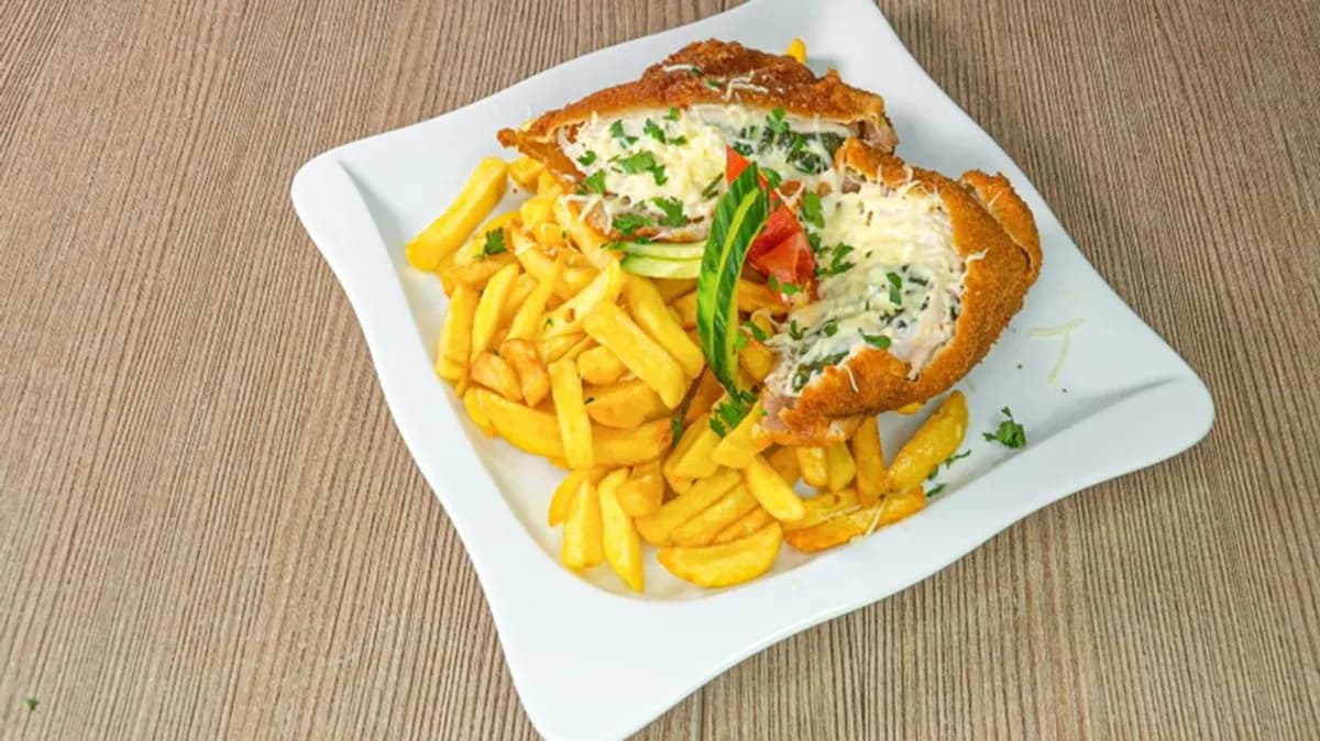 21. Panírozott csirkemell parajjal és fetával töltve