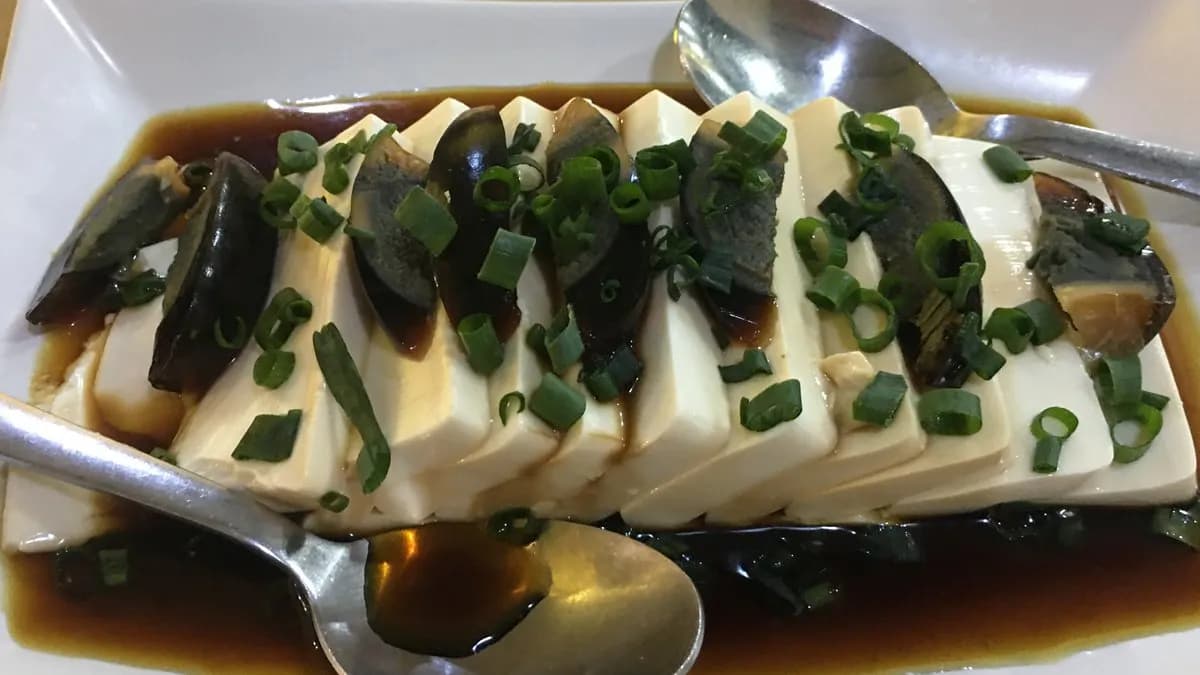 B13 Száznapos tojás tofuval 皮蛋豆腐