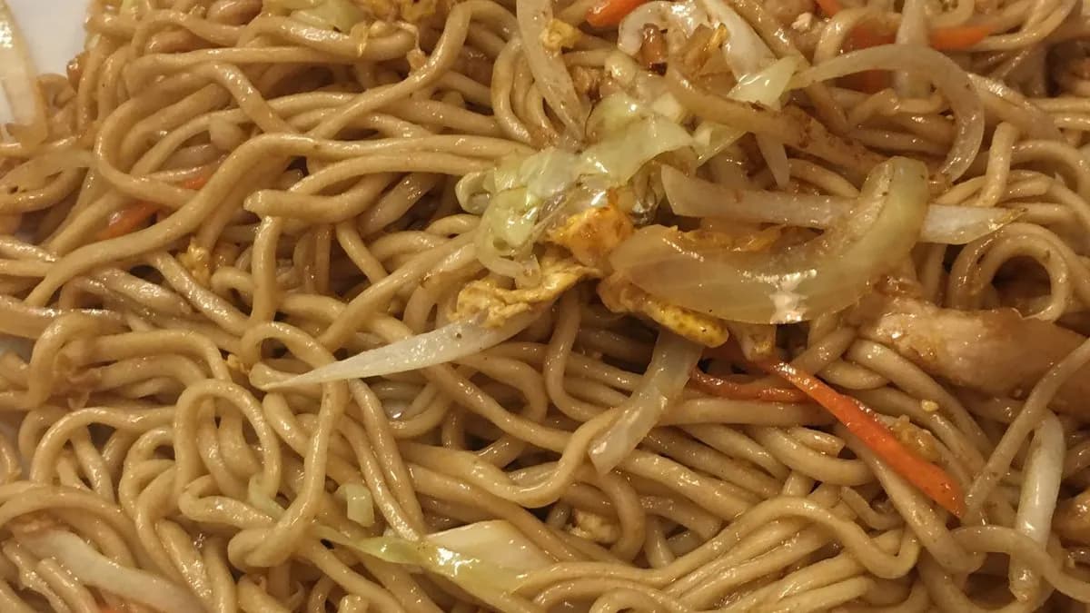 R03 Vegyes vegetáriánus sült tészta 素炒面