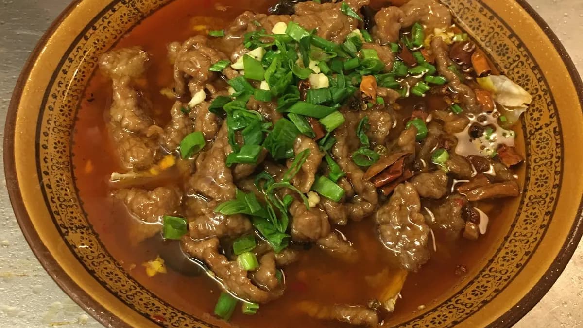 D08 Csípős marha "pörkölt" 水煮牛肉