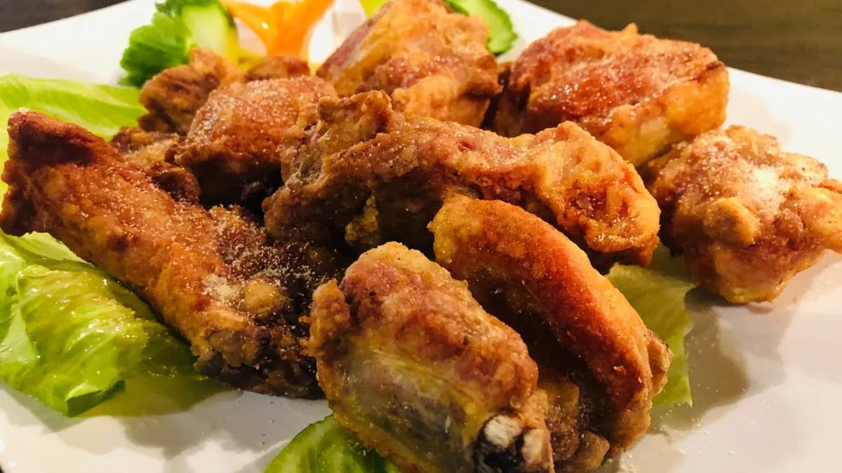 E06 Különlegesen fűszerezett sertésborda (8 db)椒盐排骨