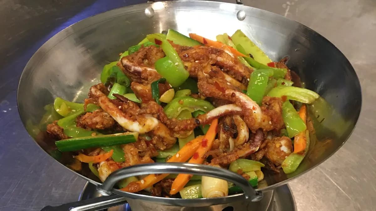 F11 Wok edényben sült tintahal 干锅鱿鱼须