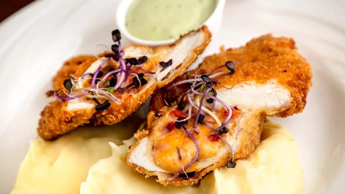 Csirkemell steak cheddar sajttal és Fekete Erdő sonkával töltve