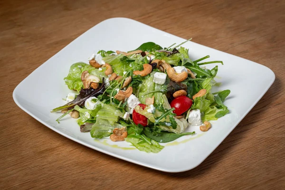 Jégsaláta fetával, citrommal. pirított kesudióval