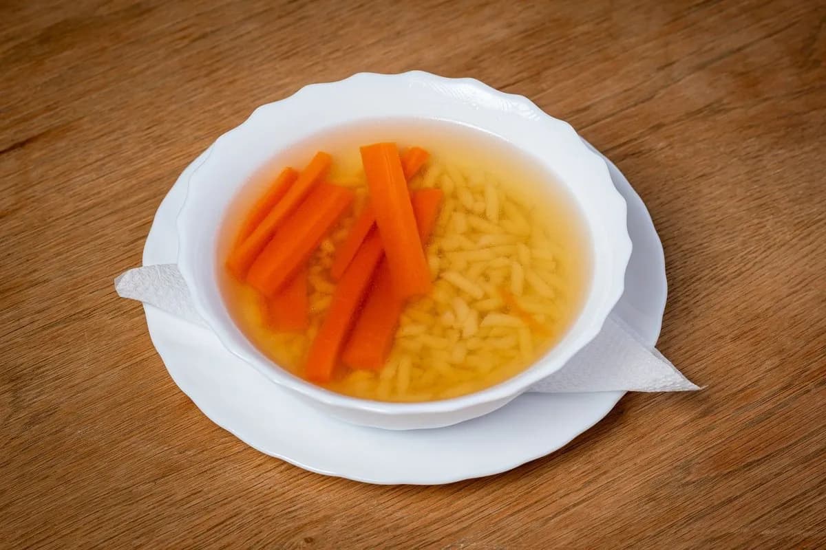 Húsleves csigatésztával