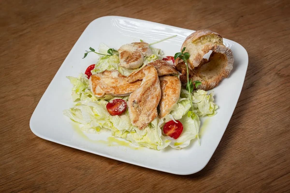 Cézár saláta roston sült csirkemellel