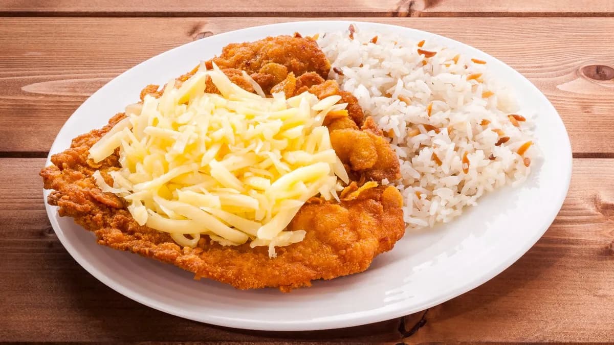 Cornflakes bundában sült csirkemell tejföllel és sajttal